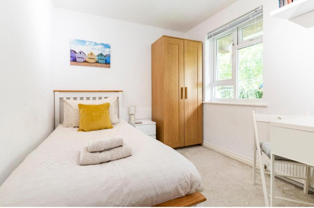 Cosy Room Near The City Centre With Free Parking Bath Exterior photo